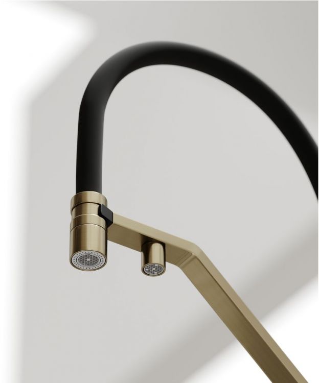 Смеситель для кухни Sancos Loro с гибким изливом, цвет брашированное золото/черный, SC4007BG Смеситель для кухни Sancos Loro с гибким изливом, цвет брашированное золото/черный, SC4007BG