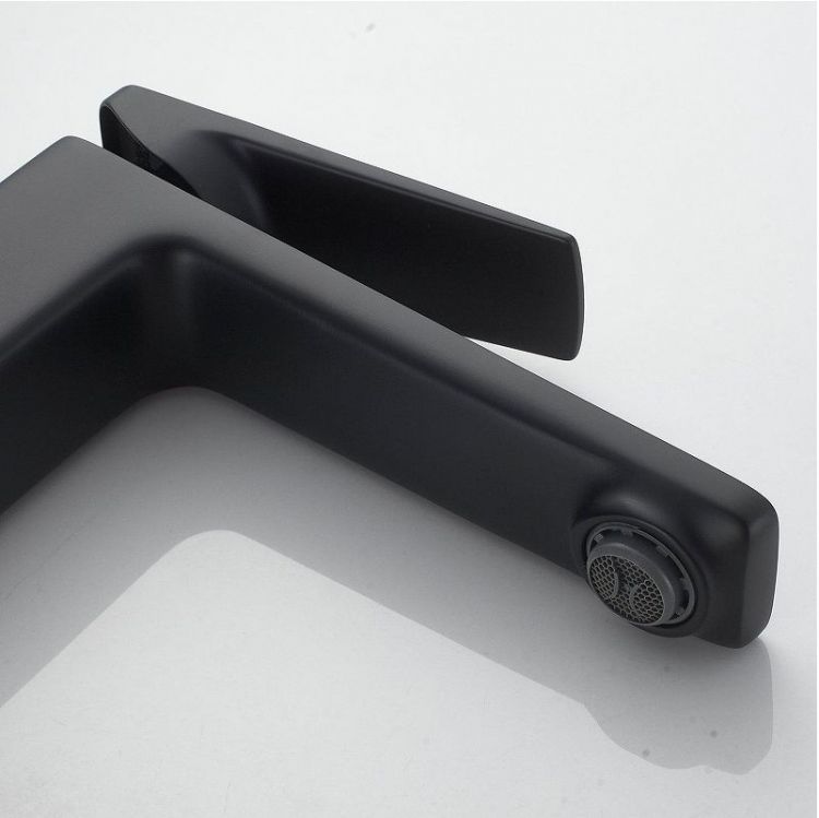 Смеситель для раковины Shevanik S8901H-1 цвет Черный Смеситель для раковины Shevanik S8901H-1 цвет Черный