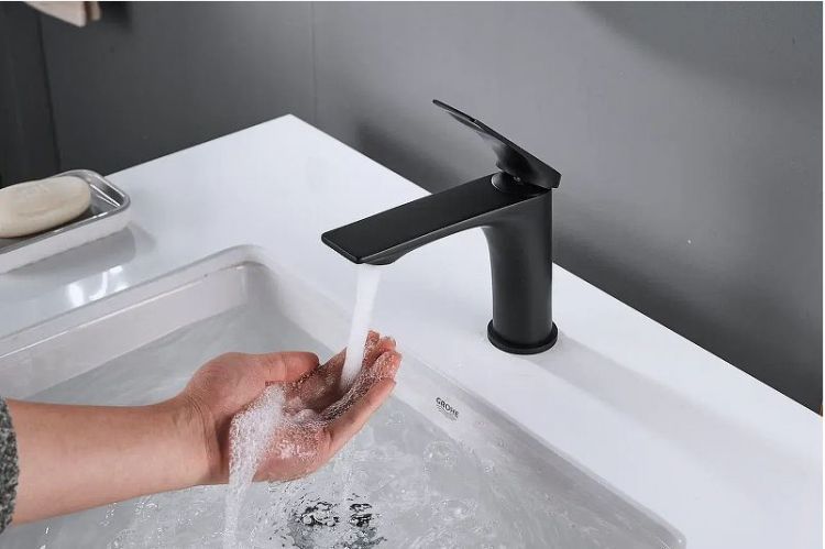 Смеситель для раковины Shevanik S9101H цвет Черный Смеситель для раковины Shevanik S9101H цвет Черный