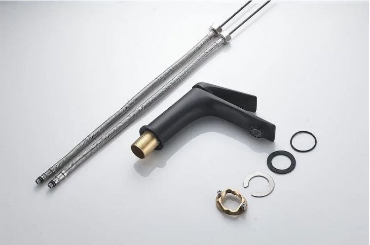 Смеситель для раковины Shevanik S9101H цвет Черный Смеситель для раковины Shevanik S9101H цвет Черный