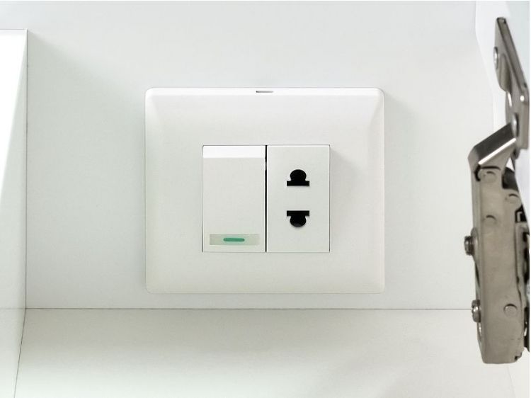 Зеркало со шкафом Misty Урал 60 R Э-Ура-04060-021П с подсветкой Белое Зеркало со шкафом Misty Урал 60 R Э-Ура-04060-021П с подсветкой Белое