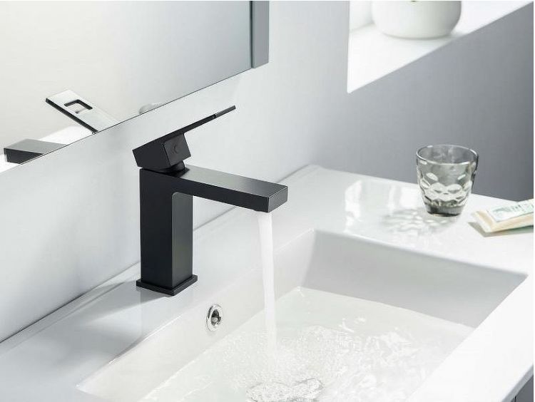 Смеситель для раковины Timo Briana 7161/03F Черный