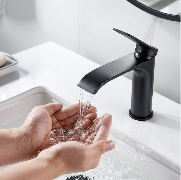 Смеситель для раковины Shevanik S4101H цвет Черный Смеситель для раковины Shevanik S4101H цвет Черный