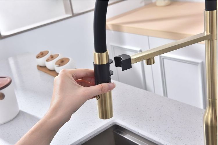 Смеситель для кухни Paulmark Magneto One Ma213188-LG цвет Светлое золото Смеситель для кухни Paulmark Magneto One Ma213188-LG цвет Светлое золото