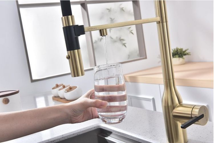 Смеситель для кухни Paulmark Magneto One Ma213188-LG цвет Светлое золото Смеситель для кухни Paulmark Magneto One Ma213188-LG цвет Светлое золото