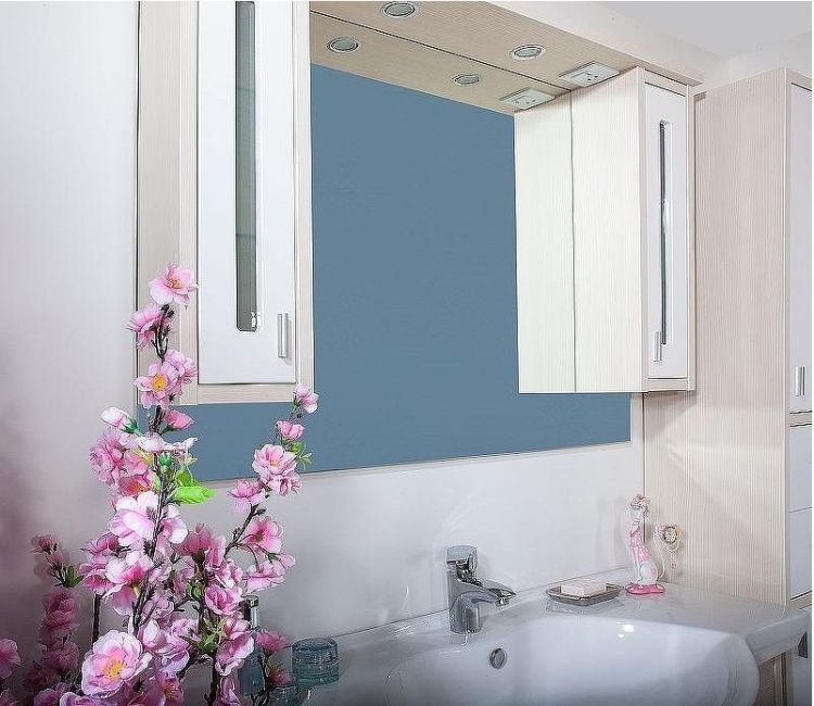 Зеркало со шкафом Бриклаер Бали 120 4627125411984 с подсветкой Светлая лиственница Белое глянцевое